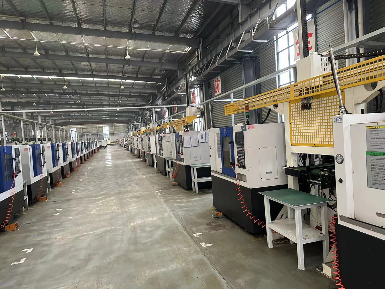 Galpão de produção com tornos CNC alinhados