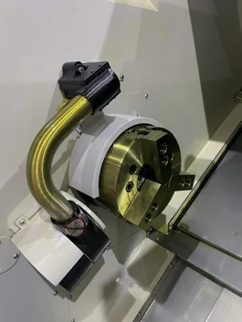 Peça fixada na placa do torno com bico de sopro de ar